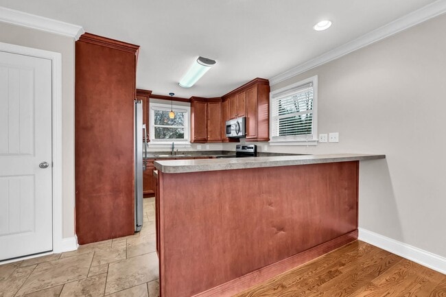 Building Photo - Great Location! Memorial Dr! Beautiful 3 Bedroom 2 Bath Ranch over Unfinished Basement!!