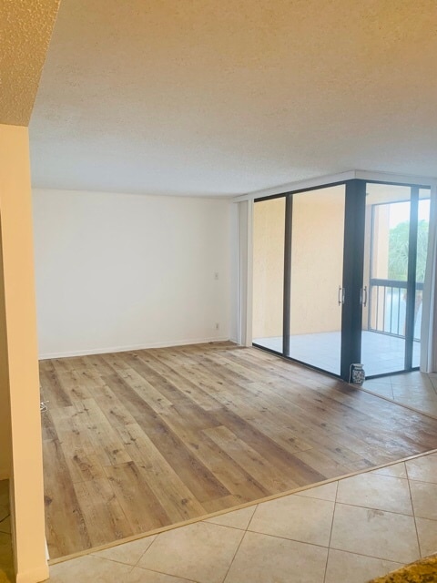 Building Photo - 950 Egret Cir