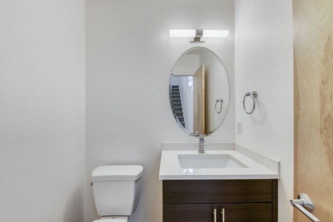 Building Photo - Bright Contemporary 3 Bedroom 2 Bath - August 1st!