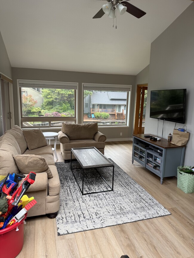 Building Photo - 1253 E Lagoon Dr