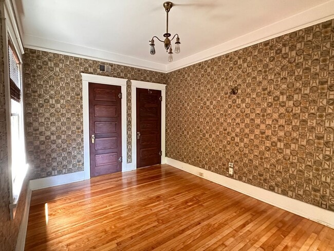 Building Photo - Meticulously Restored 1920s Craftsman on a Private, Hedged Lot | Pet Friendly!