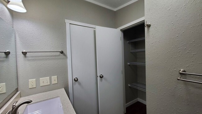 Building Photo - Spacious, Newly Renovated 3 Bed, 2 Bath Home