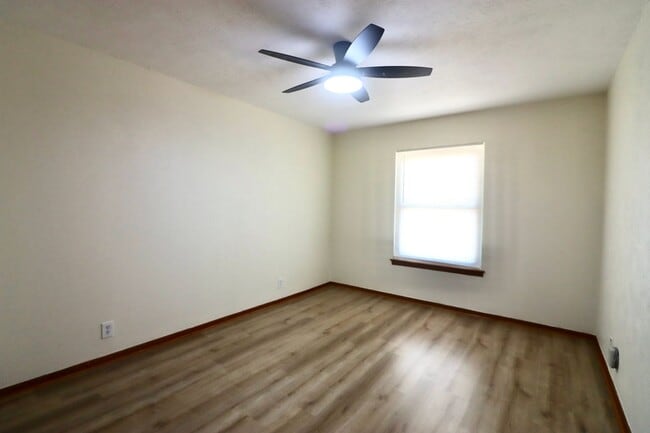 Building Photo - FOR LEASE in Brock ISD!! Updated 3 BR - 2 ...