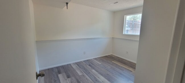 Building Photo - 4 Bedroom 1.5 Bath