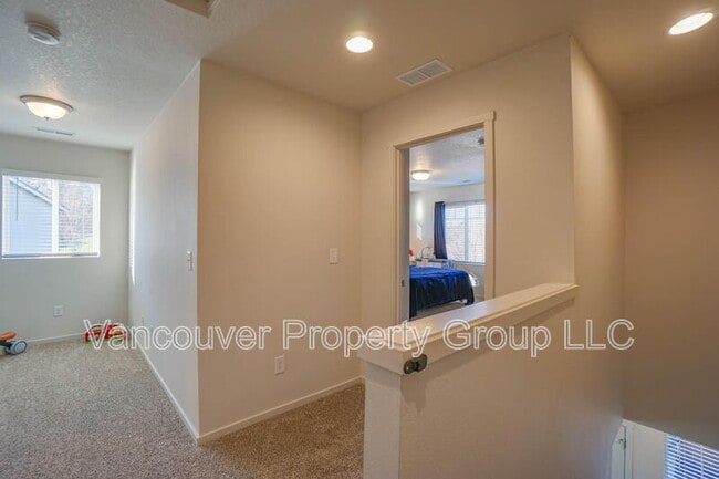 Building Photo - 2001 NE 4 Seasons Ln