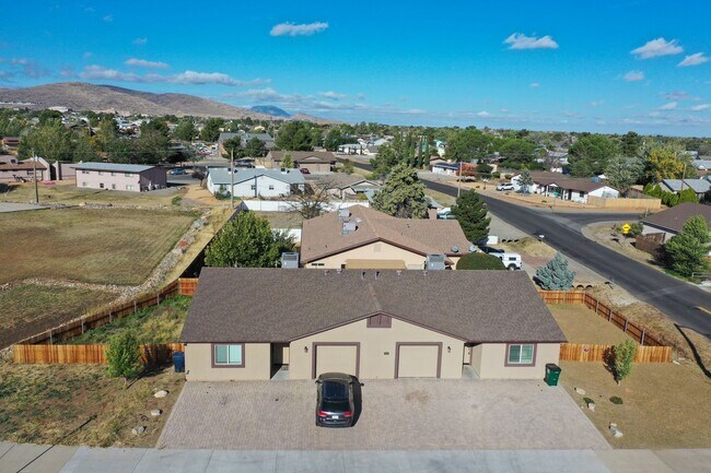 Building Photo - 3330 N Navajo Dr