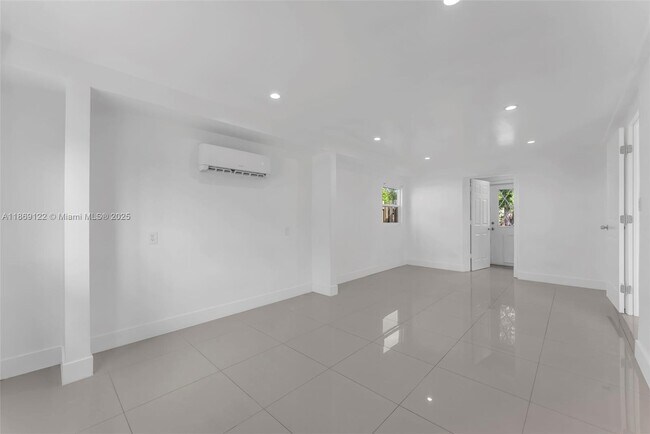 Building Photo - 1131 SW 32nd Ct