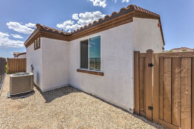 Building Photo - MUST SEE 3 bedroom Home!