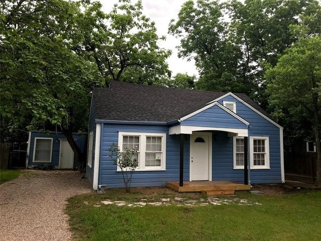 Building Photo - 710 W Lake Dr