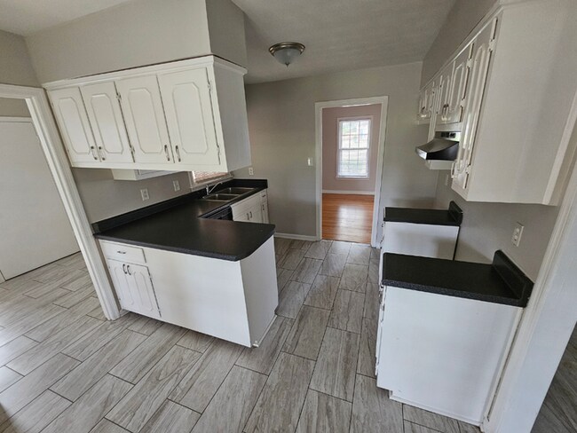 Building Photo - Massive 4BR/3BA Memphis Rental | Brick Fireplace & Built-Ins | Fenced Yard!