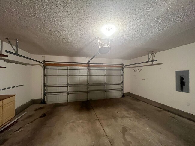 Building Photo - 3 Bedroom Home Available in Tanoan Near Ac...