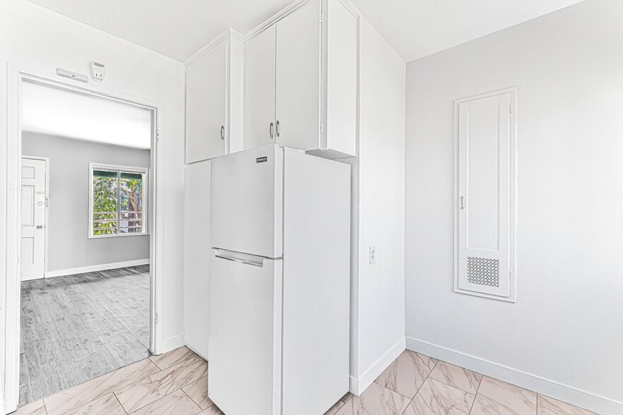 Building Photo - 530 W 9th St