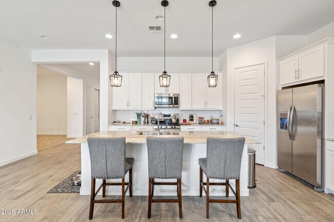 Building Photo - 16423 W Charlotte Dr