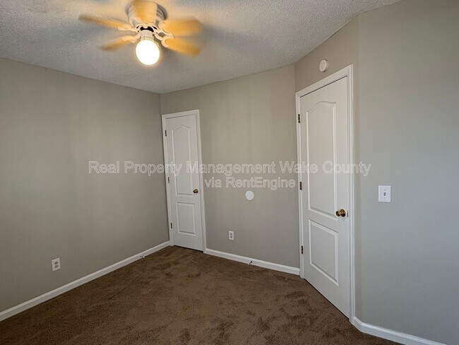 Building Photo - 9704 Erinsbrook Dr