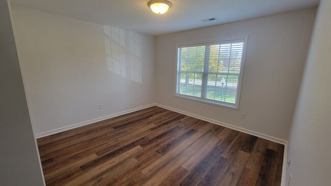 Building Photo - The 5 Bedroom You've Been Looking For!!