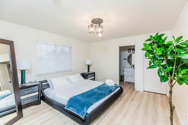 Building Photo - Newly Remodeled 5B4B. 2 mile from the Rose Parade!