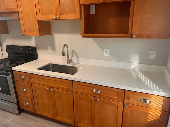 Building Photo - Newly updated 3 Bedroom, 2 Bath Unit