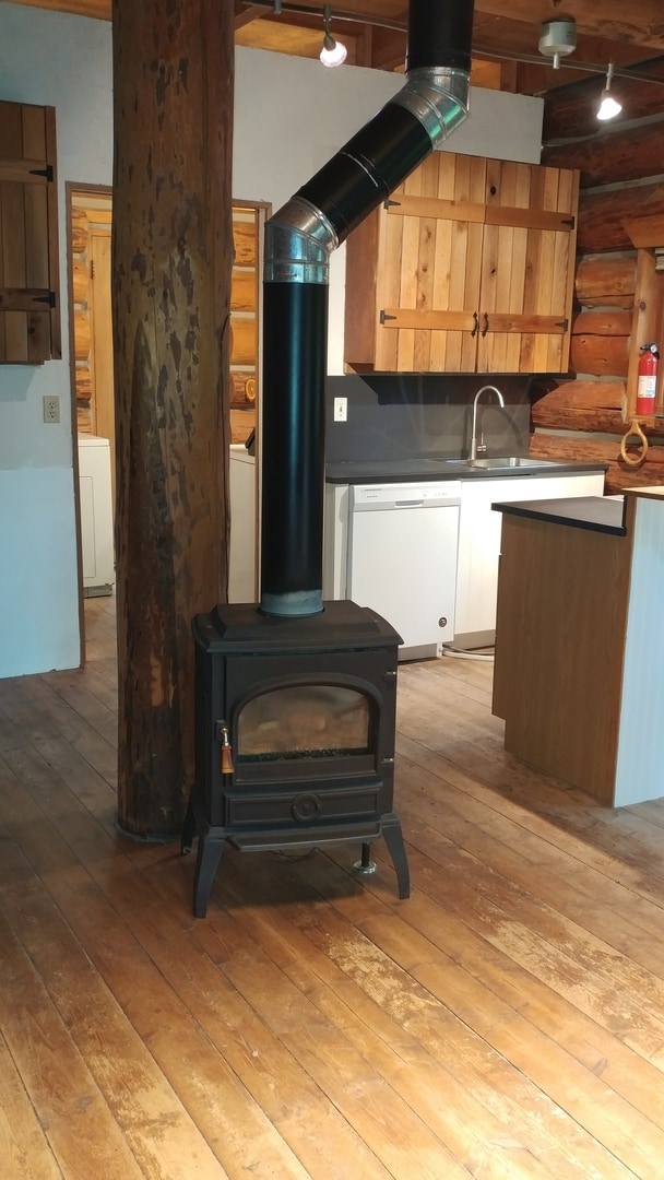 Building Photo - Rustic Log Home In the Woods!