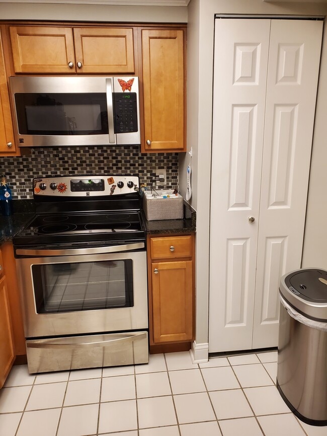 Building Photo - 7621 Tremayne Plz