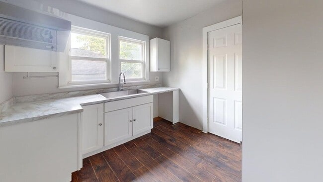 Building Photo - 4 Bedroom Single Family Home