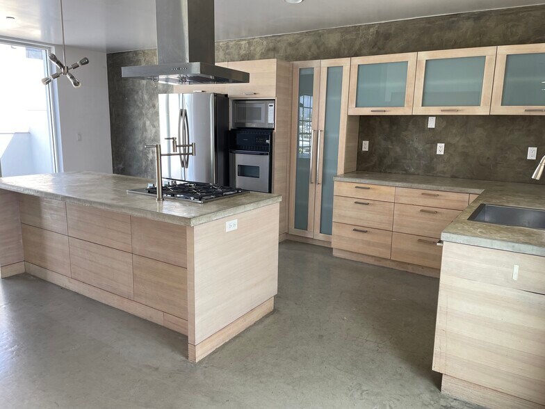 Building Photo - 116 E Yanonali St