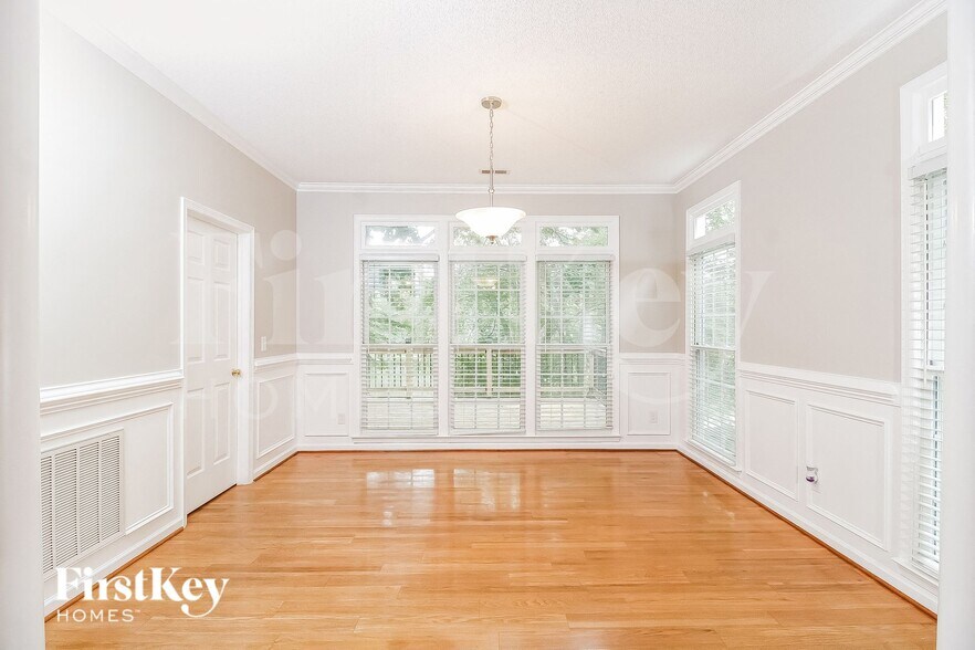 Building Photo - 9 Park Village Ct