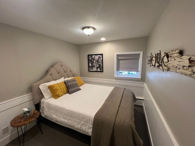 Building Photo - Cozy 4 Bedroom Home on Lakefront (Fully Furnished)