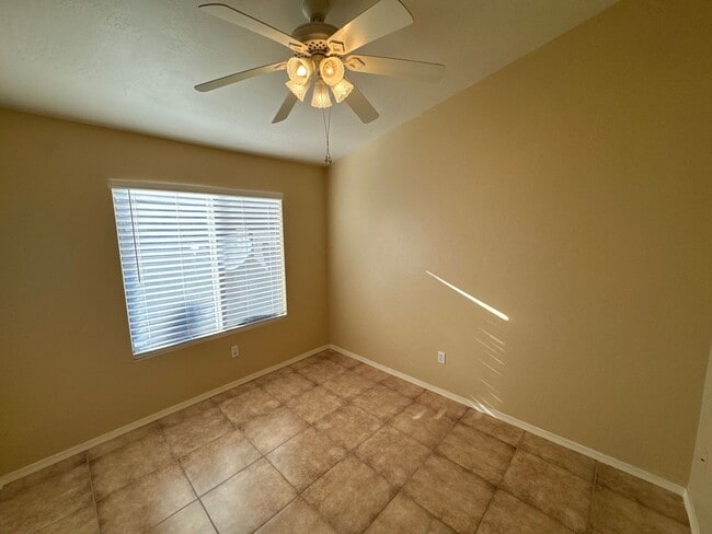 Building Photo - 3 Bedroom - 2 Bath - Mesa