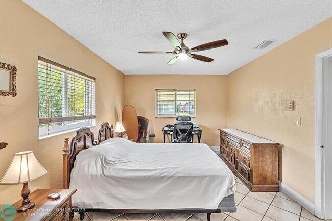 Building Photo - 7102 NW 93rd Ave