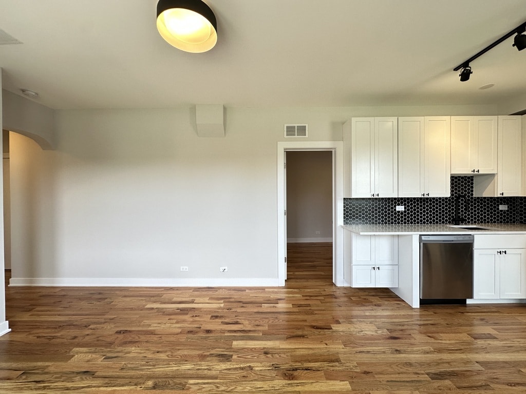 Building Photo - 643 W Wrightwood Ave