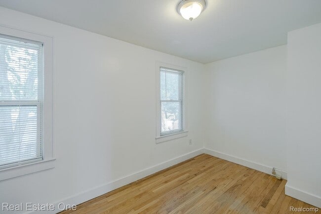 Building Photo - 122 W Houstonia Ave