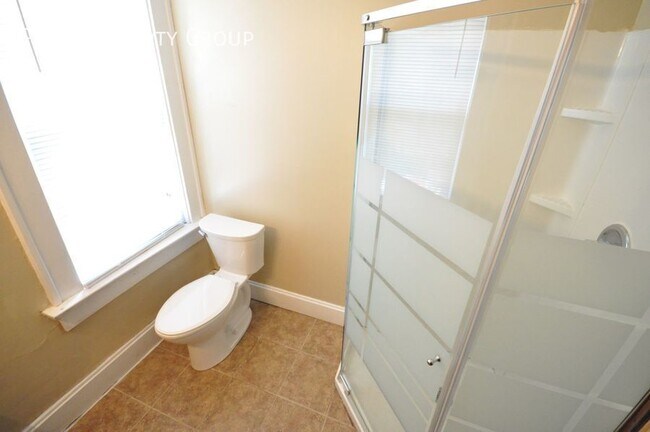 Building Photo - 396 E Northwood Ave