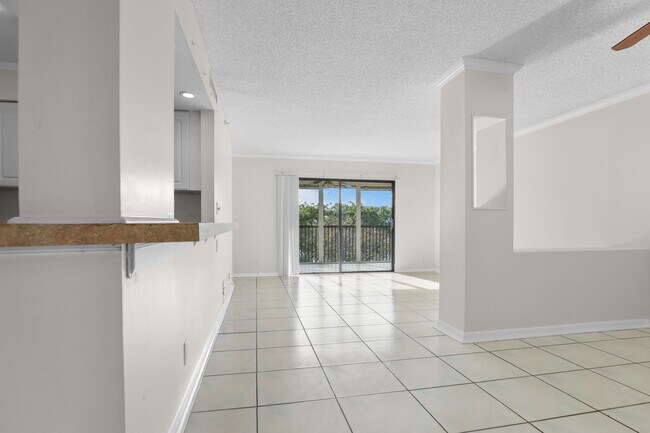 Building Photo - 2112 S Cypress Bend Dr