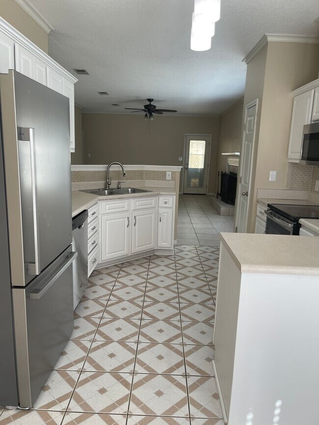 Building Photo - MOVE IN SPECIAL - 2 WEEKS FREE RENT - 3BR ...