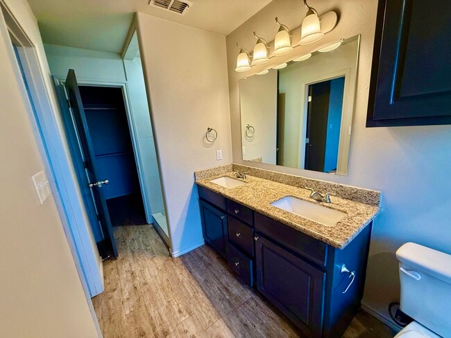 Building Photo - 909 Manchester Ct