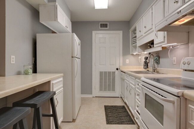 Building Photo - Townhome Close to MTSU