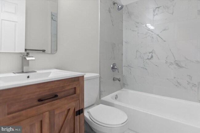 Building Photo - 1228 E Eager St