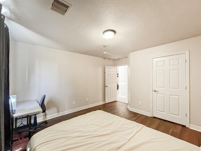 Building Photo - 5715 Ladonia St