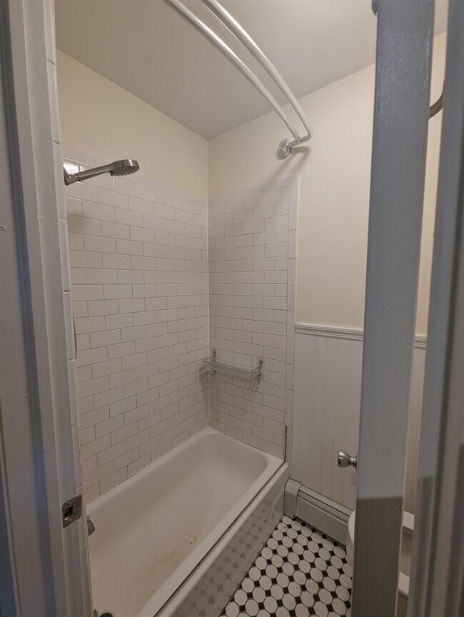 Building Photo - 208 7th St