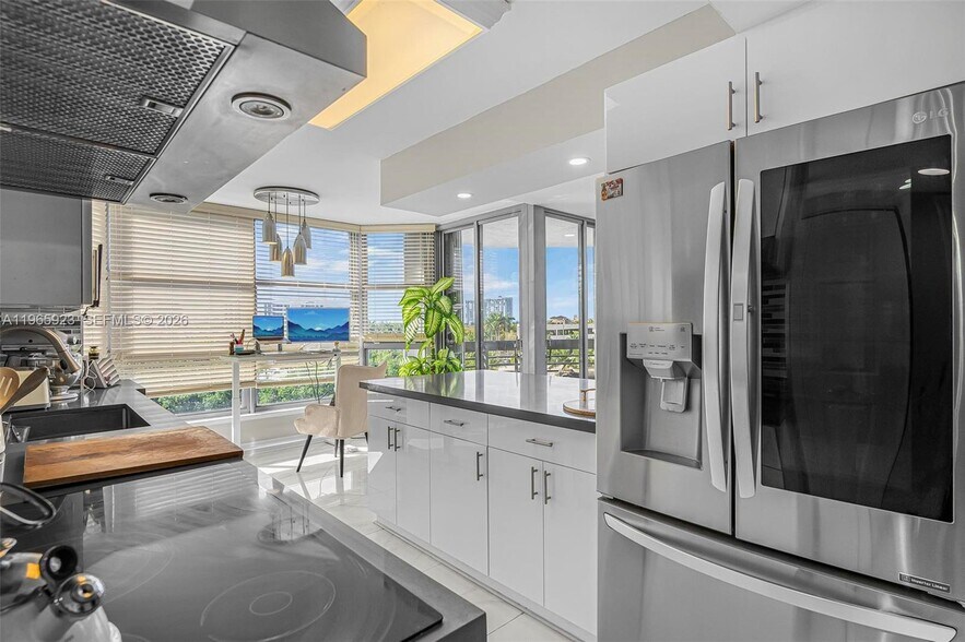 Building Photo - 3500 Mystic Pointe Dr