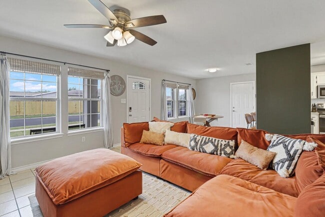 Building Photo - 5725 Ventura Ln