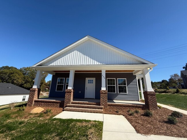 Primary Photo - Three bedroom, 2 bath house in Graham