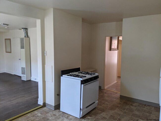 Building Photo - 84 Main St