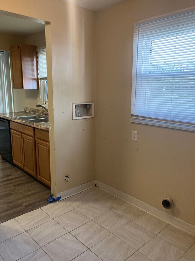 Building Photo - Must See! Large 3 Bedroom, 2 Bath Ranch Ho...