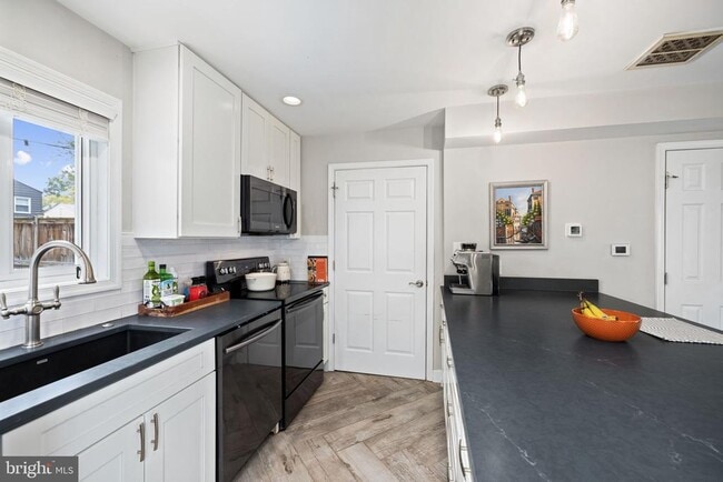 Building Photo - 5820 Fifer Dr