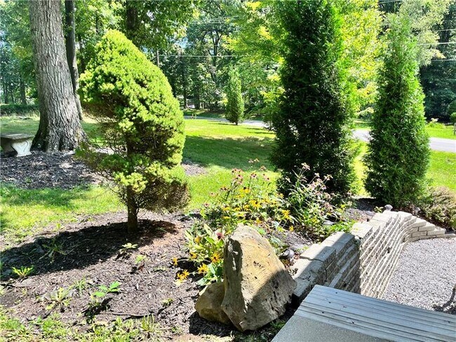 Building Photo - 329 Stoney Hollow Rd