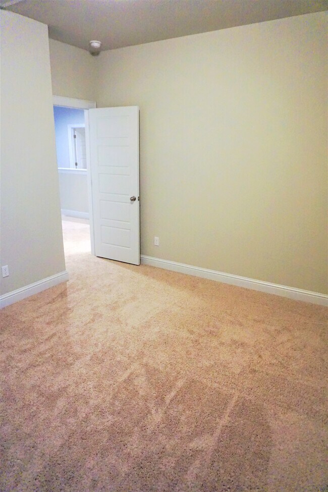 Secondary bedroom - 260 Gaida Loop