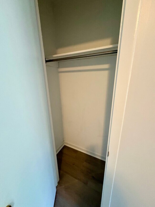 Building Photo - 2 Bedroom, 1 Bath Duplex Located in the Ce...
