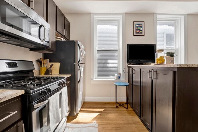 Building Photo - TONS OF LIGHT 2 BED IN BUCKTOWN! -- AVAILABLE 8/1!