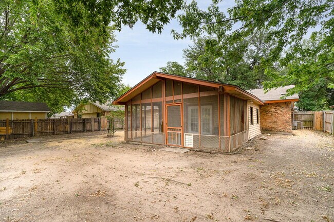 Building Photo - Great Entertaining Spaces!